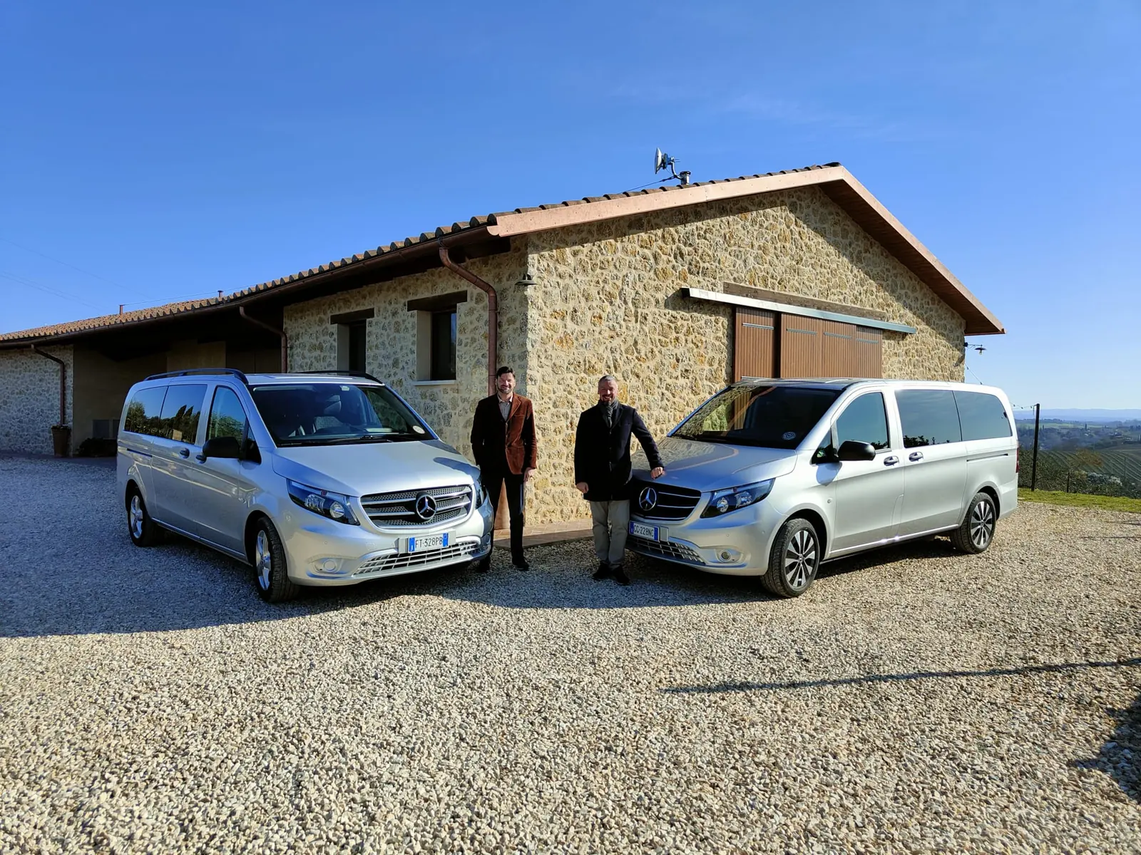 Andrea e Marco davanti ai loro due van Mercedes Vito