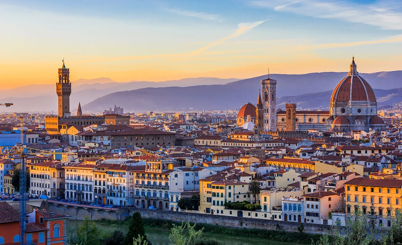 Firenze al tramonto vista dal Piazzale Michelangelo, con la cupola del Duomo e Palazzo Vecchio