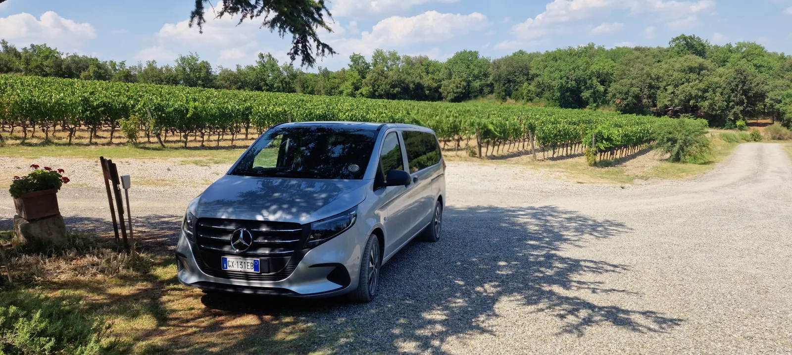 Van Mercedes Vito su una strada bianca accanto a un vigneto toscano